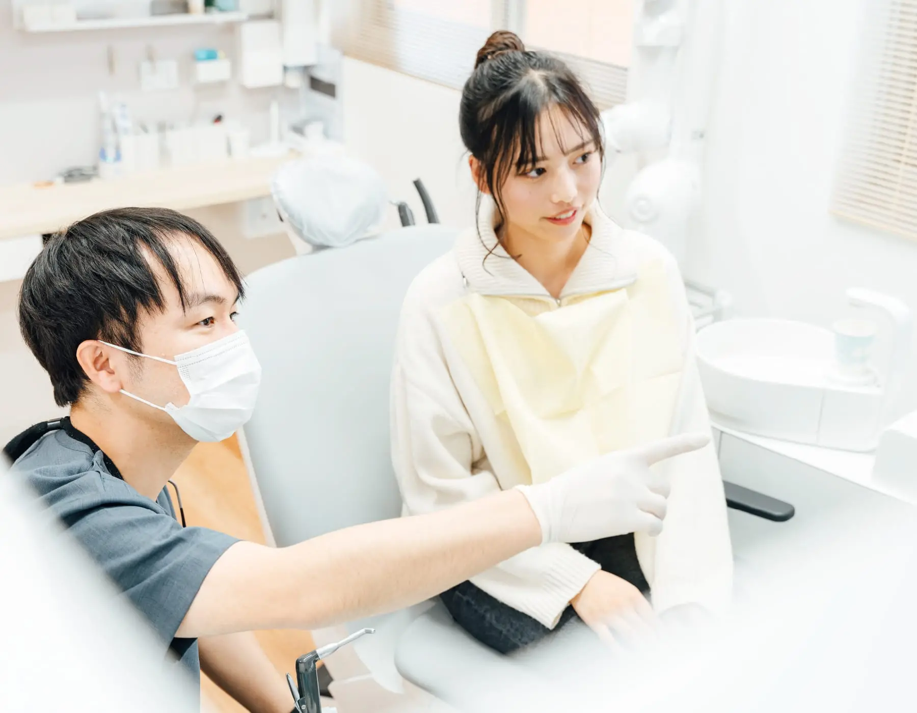 イメージ:患者に説明をする院長